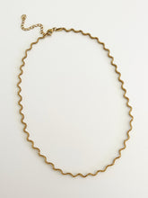Load image into Gallery viewer, Wavy Chain Choker
