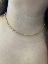 Load image into Gallery viewer, Wavy Chain Choker
