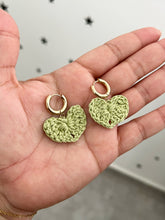 Load image into Gallery viewer, Corazones en Crochet
