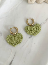 Load image into Gallery viewer, Corazones en Crochet
