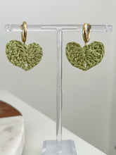 Load image into Gallery viewer, Corazones en Crochet
